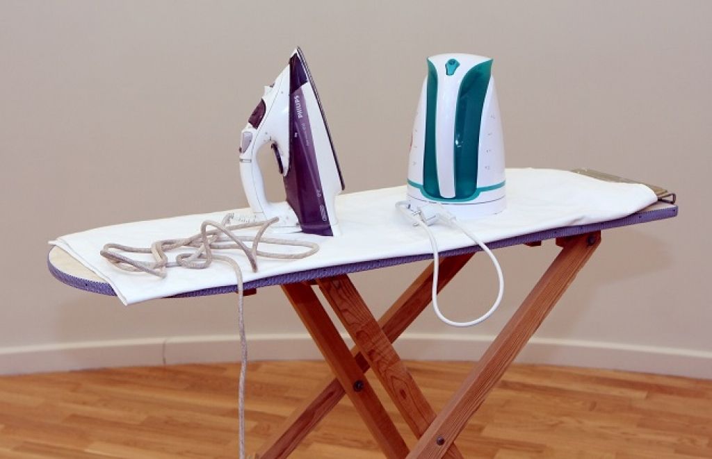 Zīdainis parauj vadu un uzmet sev virsū gludekli