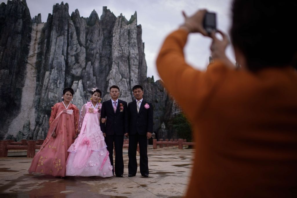 Ziemeļkorejā uz laiku aizliedz kāzas un bēres