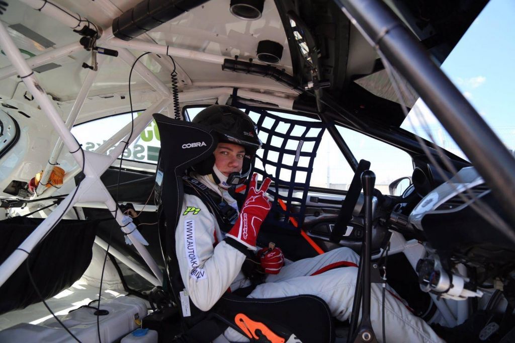 "LMT Autosporta Akadēmijas" pilotu Mārtiņu Sesku pieviļ tehnika Latvijas autošosejas čempionāta pirmajā posmā