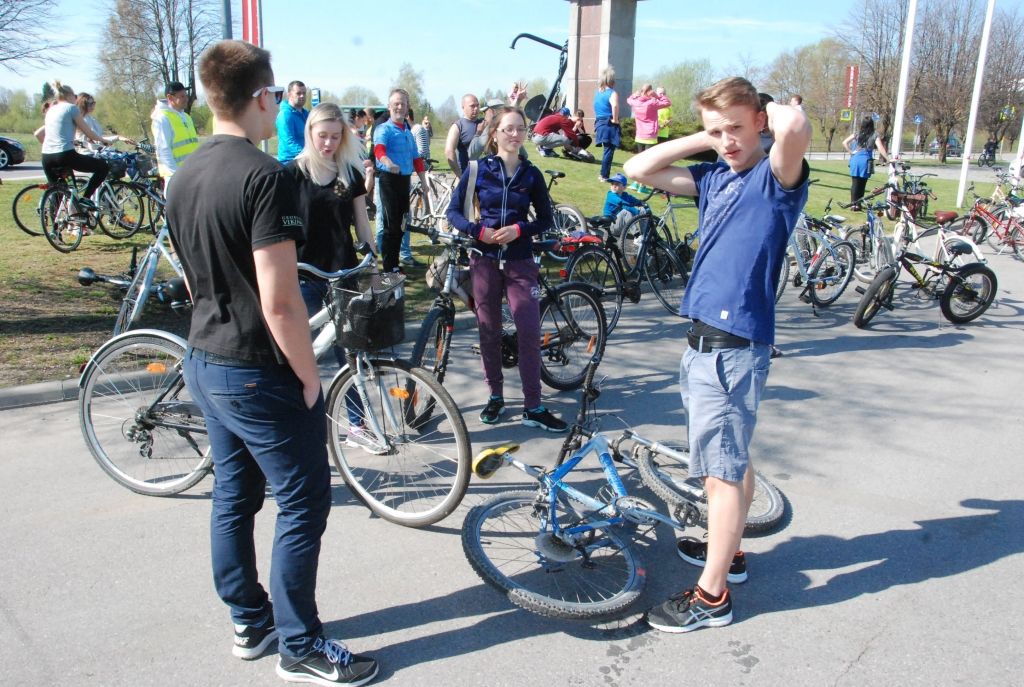 FOTO: Grobiņas tūrisma sezonas atklāšanā dodas velobraucienā pa VeloBāni