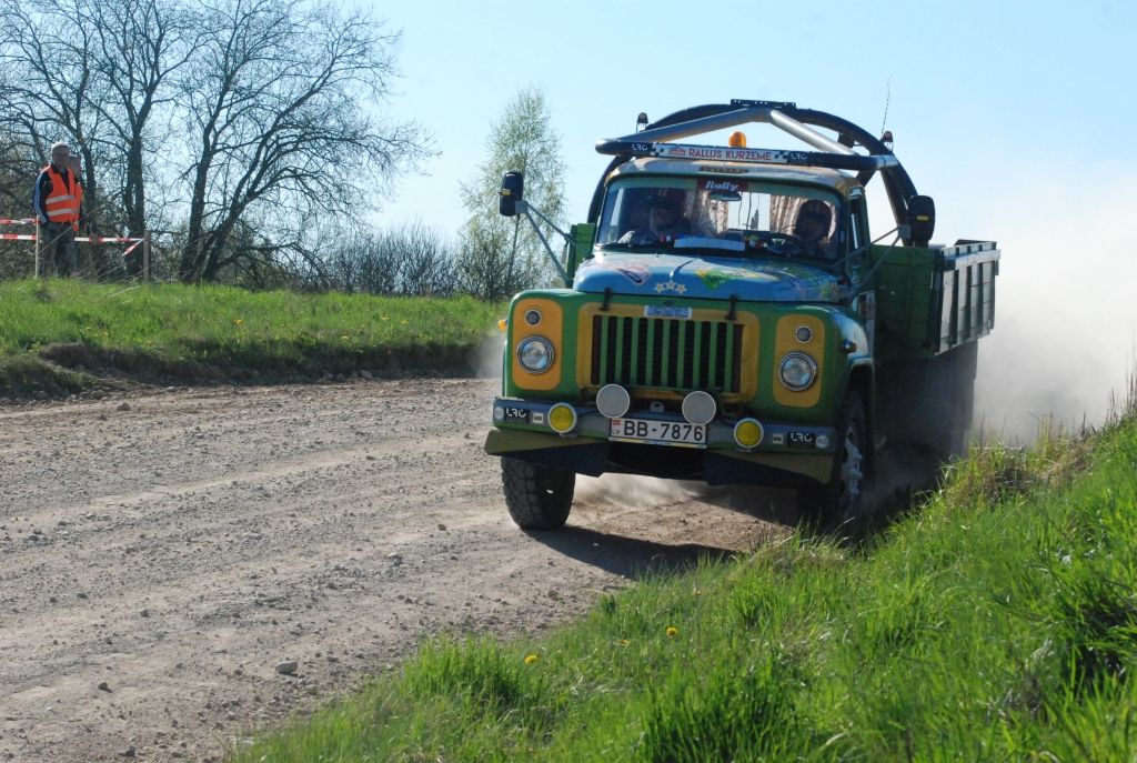 FOTO: Rallija "Kurzeme" pirmajā dienā milzīgi putekļi un avārijas