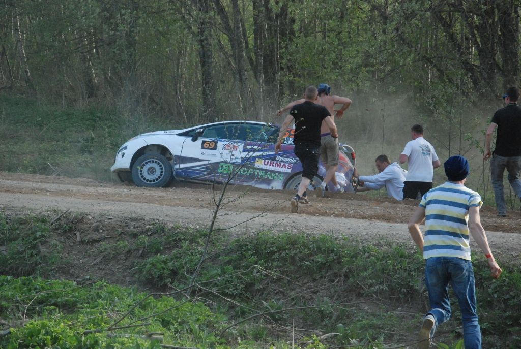 FOTO: Skatītāji rallijā "Kurzeme" divreiz stumj no grāvja ārā lietuviešu ekipāžu