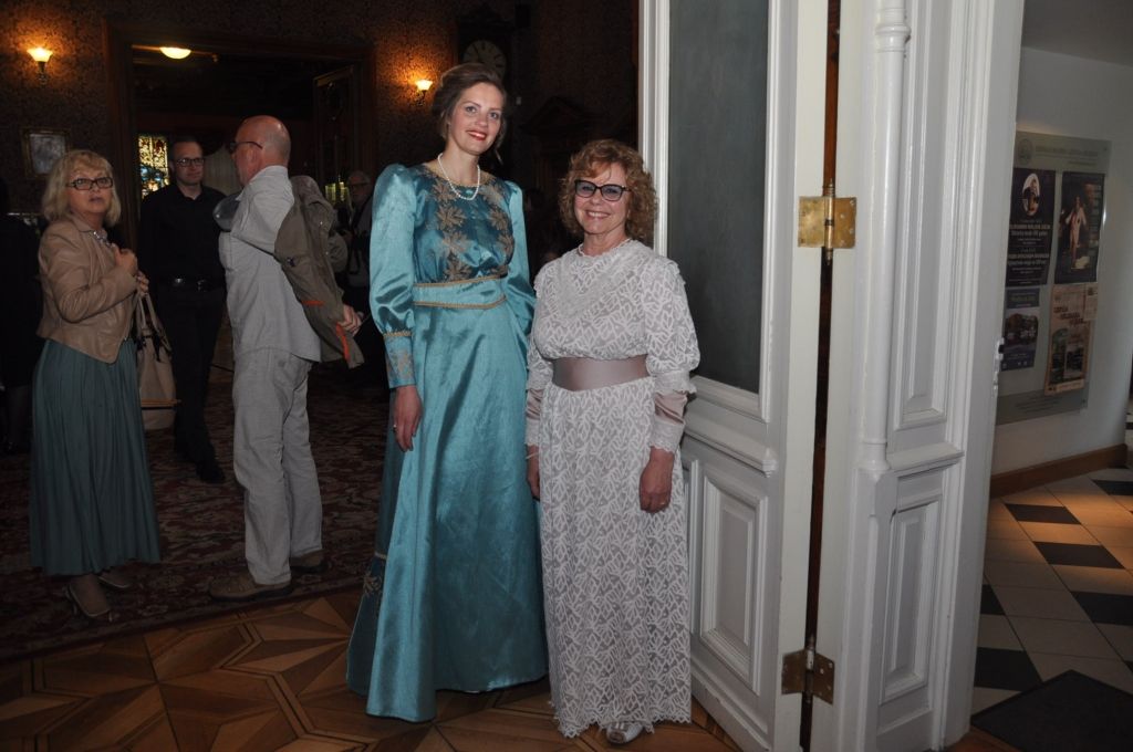 FOTO: Liepājas muzejā atklāj kūrorta modes vēsturei veltītu izstādi "Kūrorts. Mode. Liepāja"