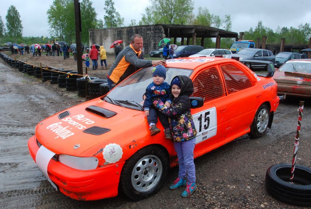 FOTO: Priekulē dubļos uzsāk "Dienvidkurzemes" autokrosa seriālu