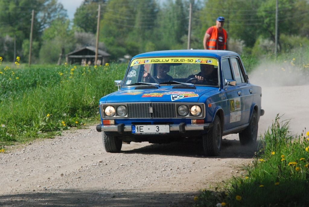 FOTO: Kundziņš/Pāpe izcīna trešo vietu "Rally Talsi" vēsturisko spēkratu sacensībās