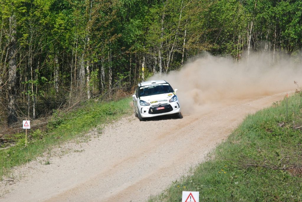 FOTO: Krievijas ekipāža uzmet kūleni rallijā "Rally Talsi 2016"