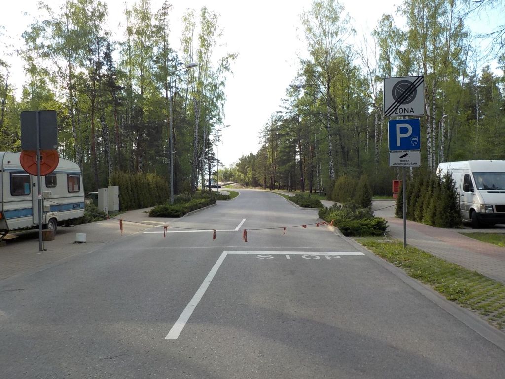 Vakarbuļļu pludmales stāvvieta ir bez maksas