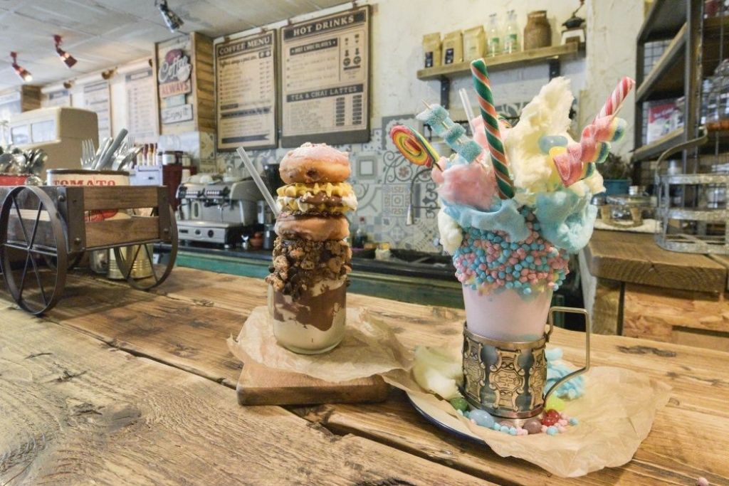 FOTO: Īpaši neveselīgā EIS Cafe Birmingemā