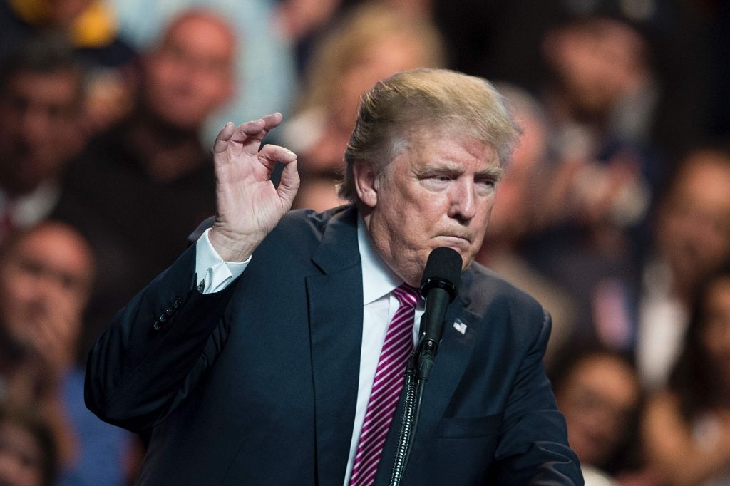 Tramps, atsaucoties uz globālo sasilšanu, grib ar mūri paglābt golfa kompleksu