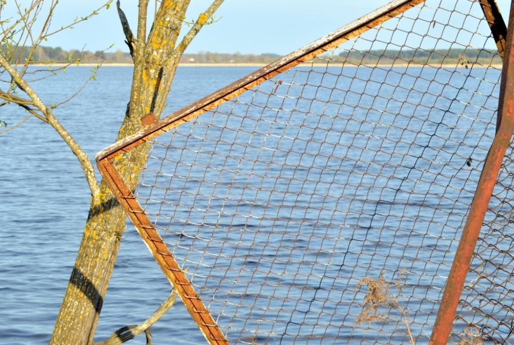 Latgalē no ezera izvelk automašīnu ar mirušu cilvēku tās salonā