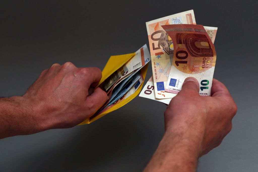 KNAB rosina uzsākt kriminālvajāšanu pret vairāku medicīnas iestāžu darbiniekiem par kukuļņemšanu