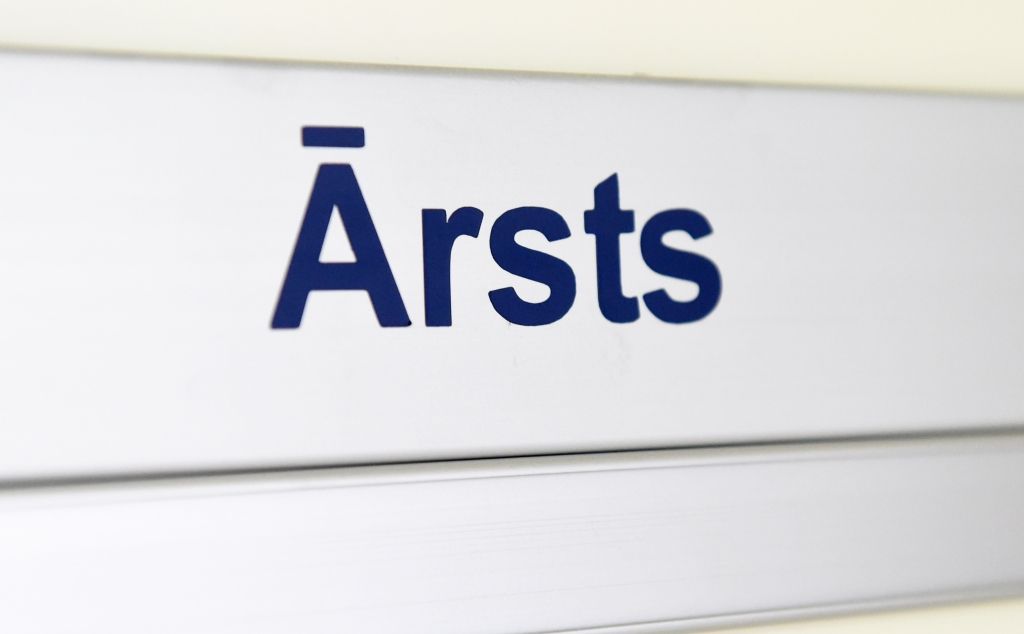 Pieci korupcijā aizdomās turētie joprojām strādā Austrumu slimnīcā