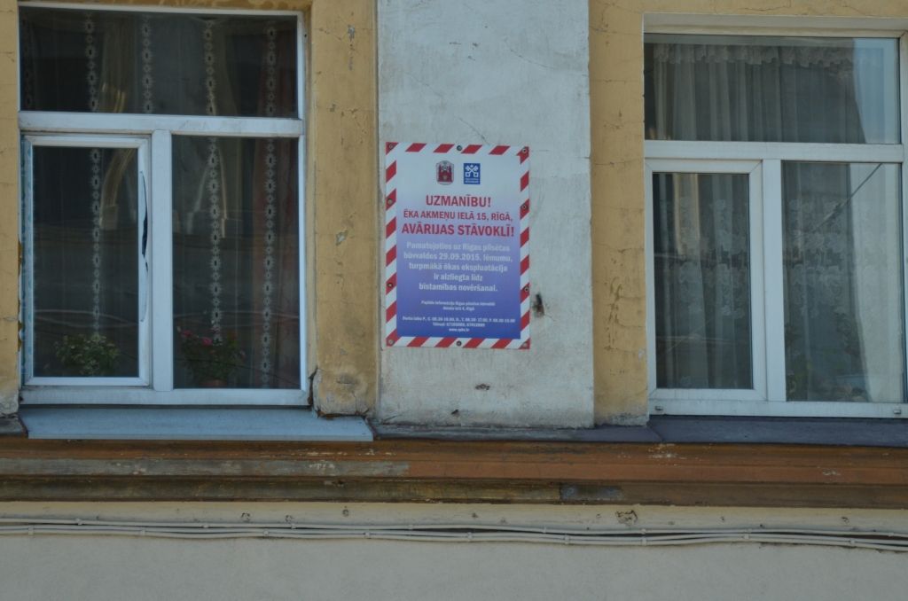 Brīdinājums uz sienas nelīdz