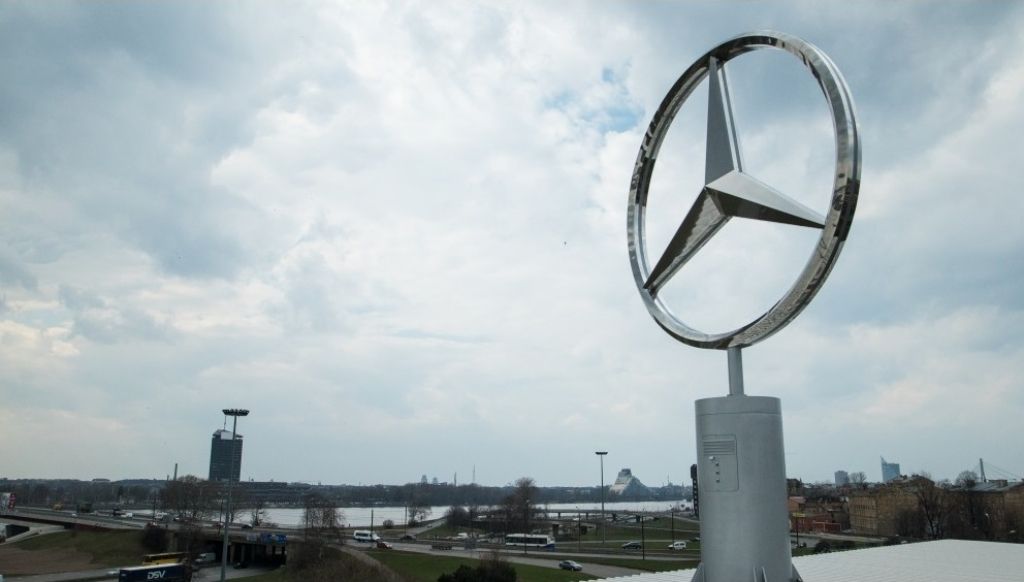 Domenikss nodalīs nekustamā īpašuma pārvaldīšanu un Mercedes-Benz pārdošanas biznesu