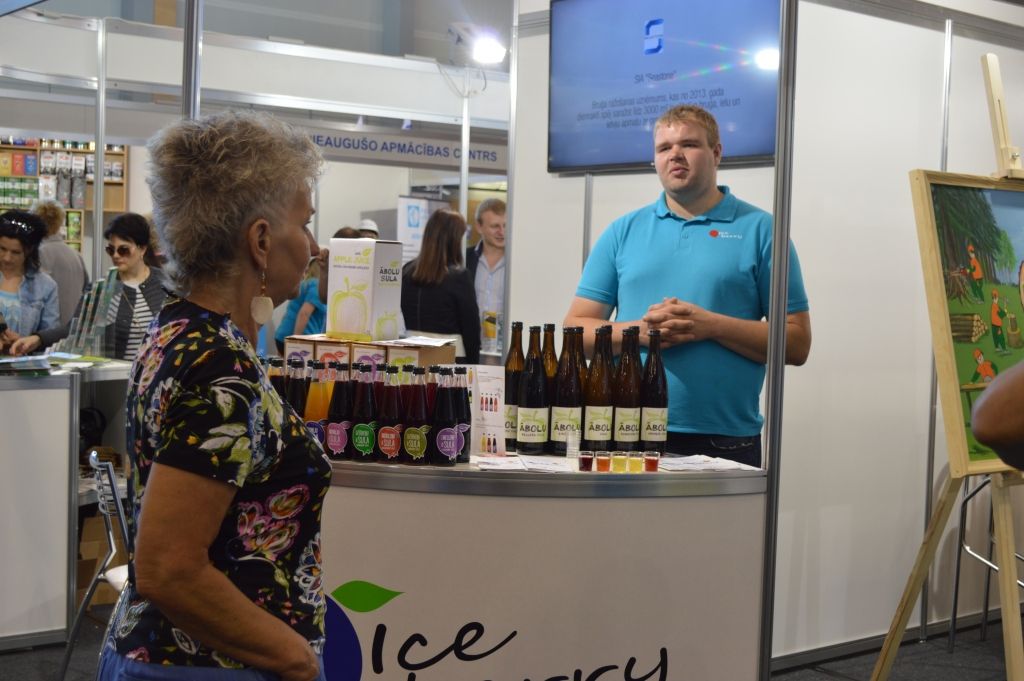 (PAPILDINĀTS AR FOTO) FOTO: Atklāj izstādi "Uzņēmēju dienas Kurzemē 2016"