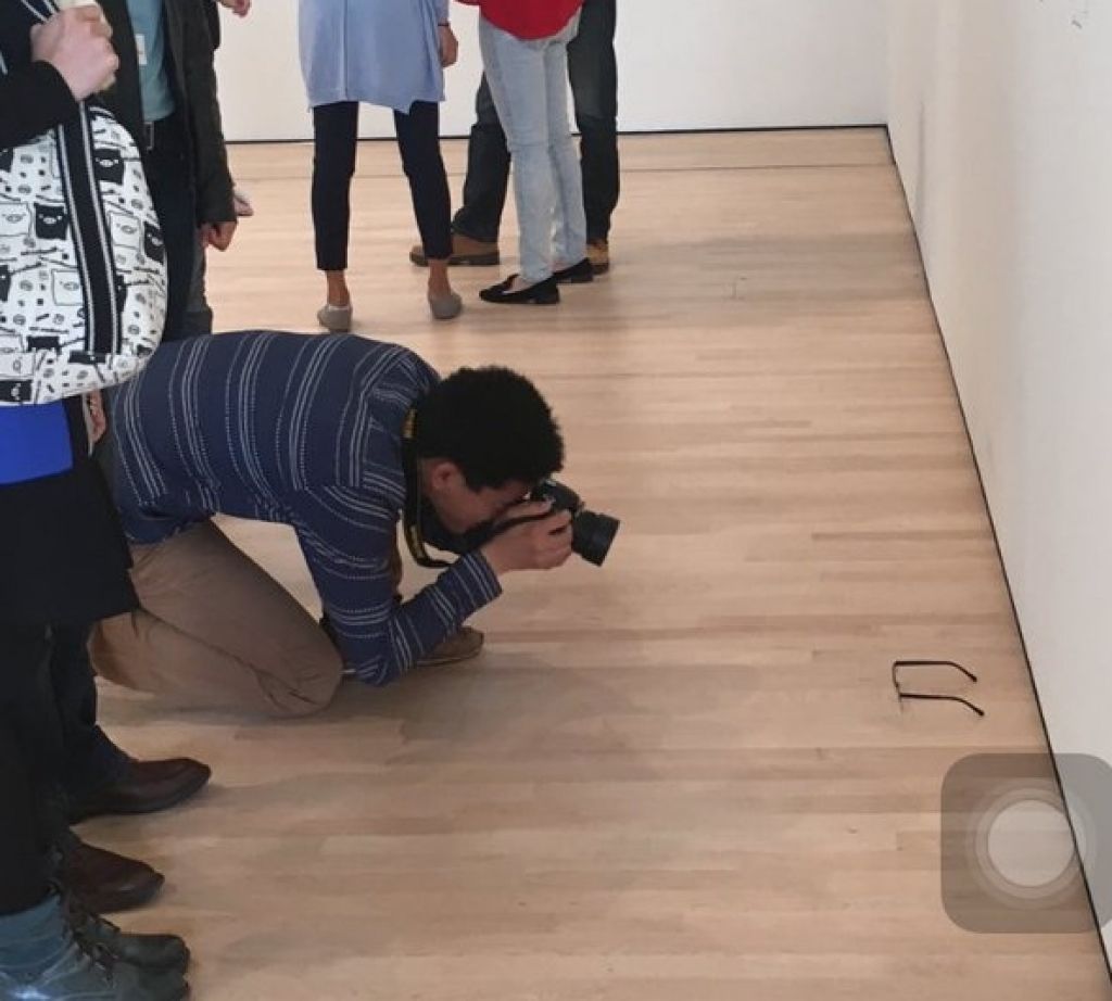 ASV pusaudži iznes cauri modernās mākslas galerijas apmeklētājus