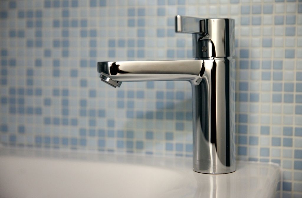 Vīrietim no dušas tek grādīgā dzira