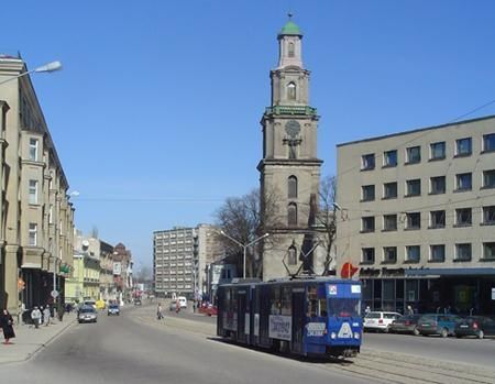 Tramvajs uzbrauc jaunietim