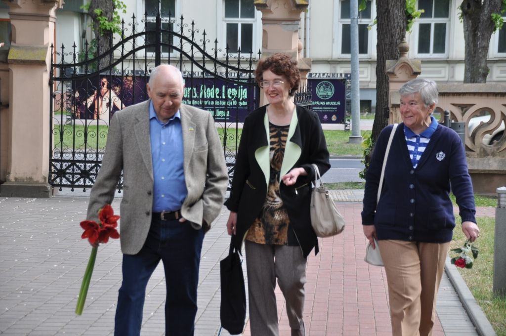 FOTO: Aldis Kļaviņš ar domubiedriem atklāj izstādi