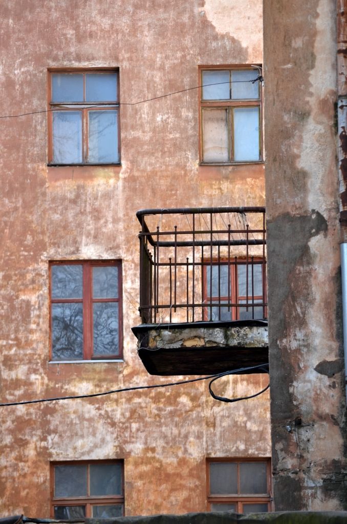 Rīgā nogāzies ar asfaltu patvaļīgi noliets balkons, divi cietušie