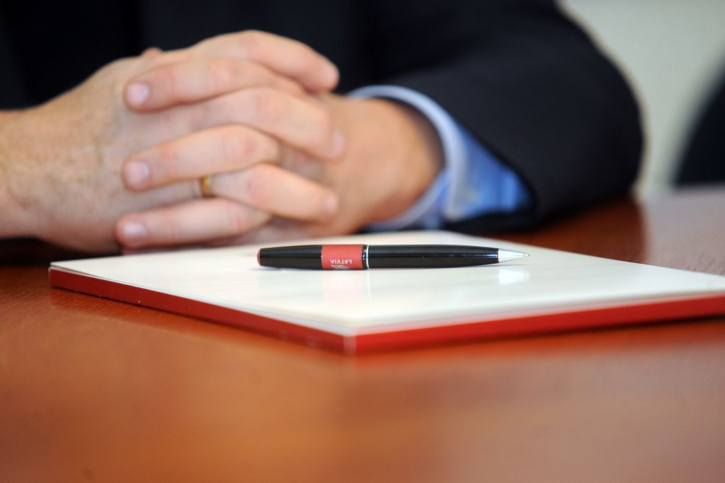 Melošana darba intervijās nav neparasta parādība