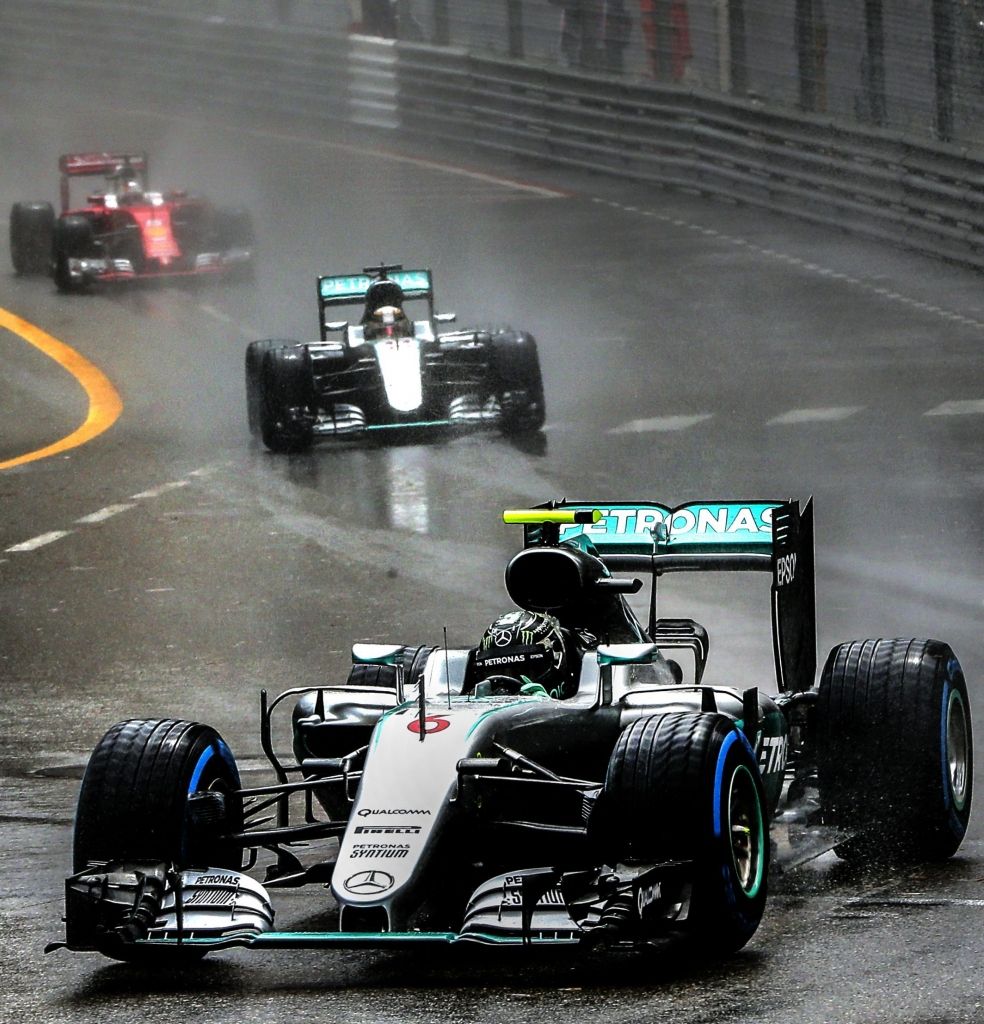 F-1: Hamiltons notur uzvaru Monako pielijušajās ielās