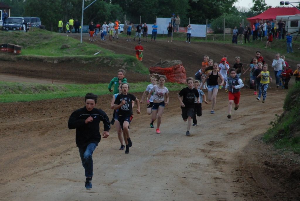 FOTO: Fani skrien Vecpils autokrosā