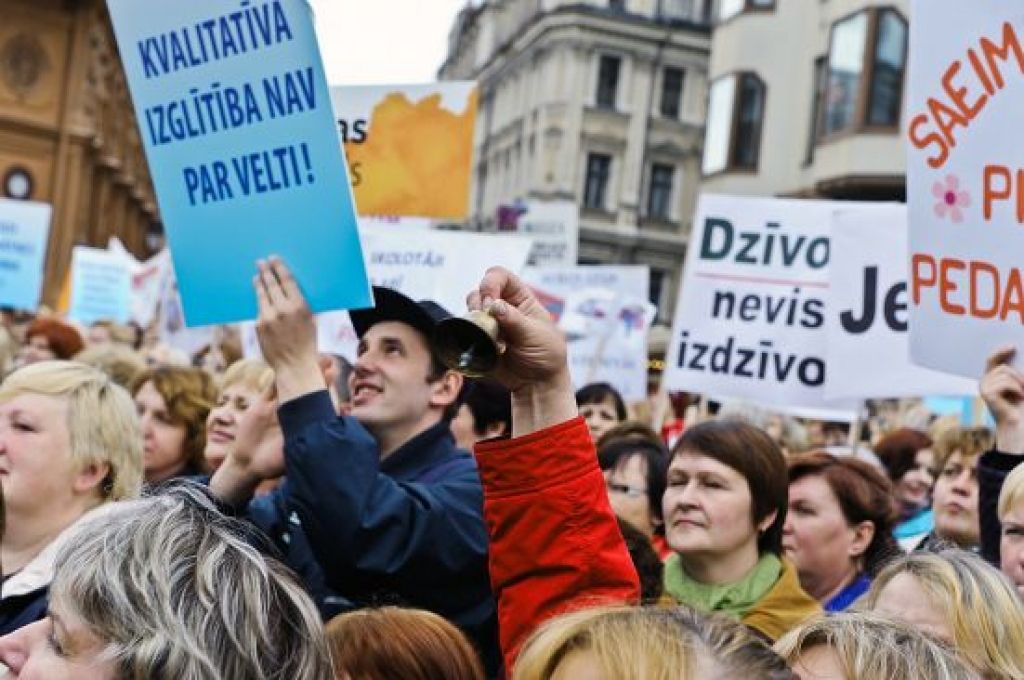 Mediķi un skolotāji grib vienlīdzīgu attieksmi