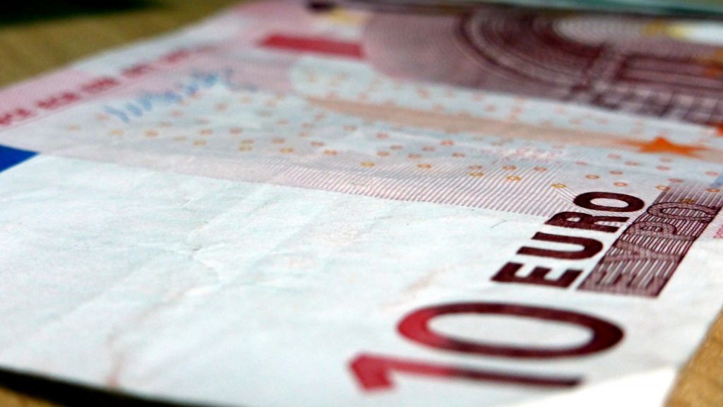 Aiztur 10 eiro banknošu viltotājus