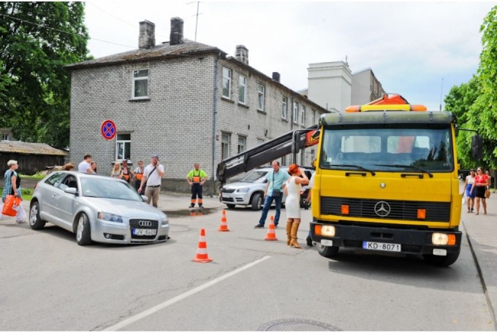 FOTO: Auto kreisais priekšējais stūris pazūd bedrē