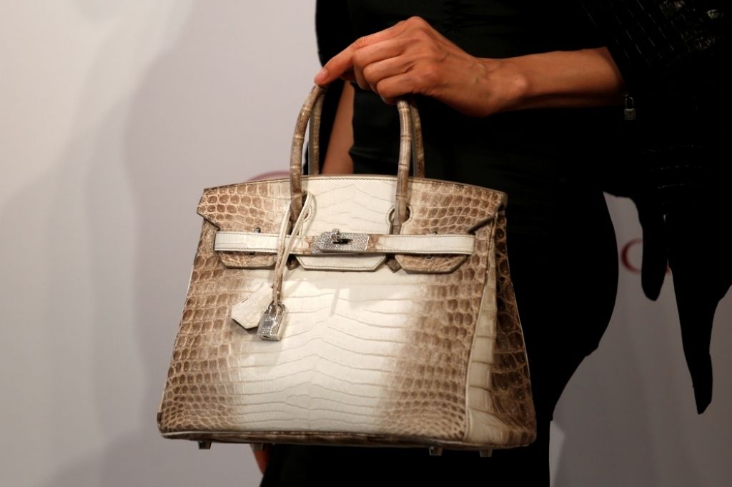 Luksusa zīmolam Hermes pārmet sliktus apstākļus dzīvnieku audzētavās