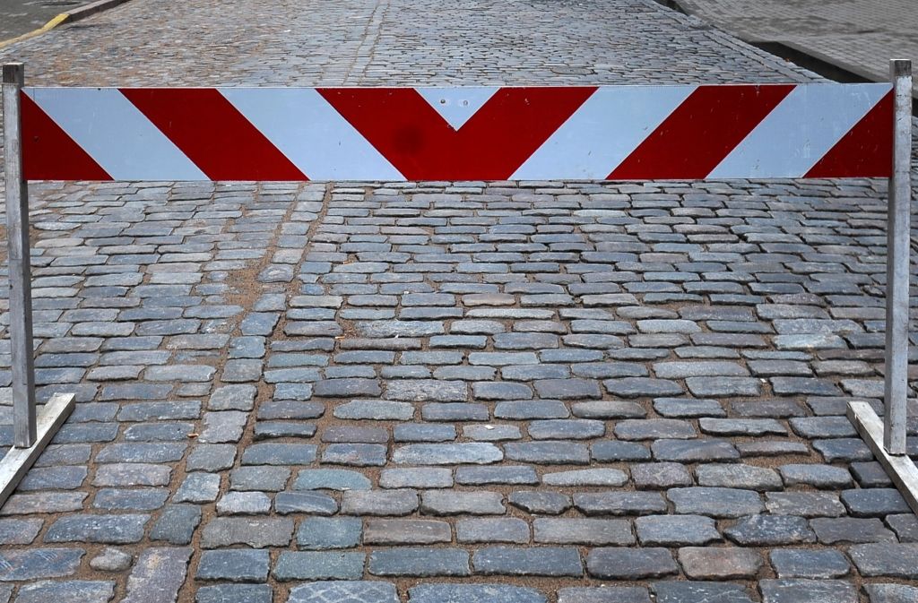 FOTO: Rīgas centrā deg pamesta māja; atjaunota satiksme