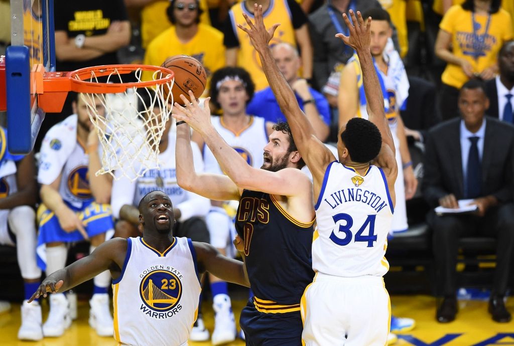 Teicams rezervistu sniegums ļauj Warriors triumfēt pirmajā NBA finālspēlē