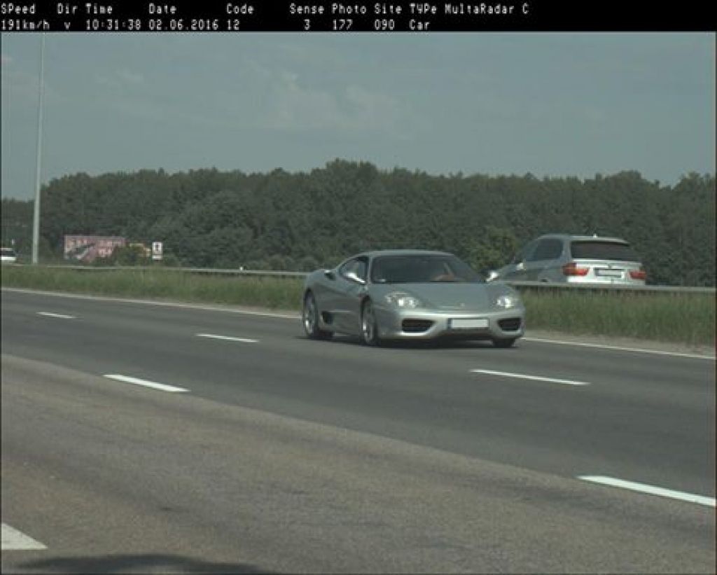 Ferarri vadītājs Babītes novadā traucas ar 191 kilometru stundā lielu ātrumu