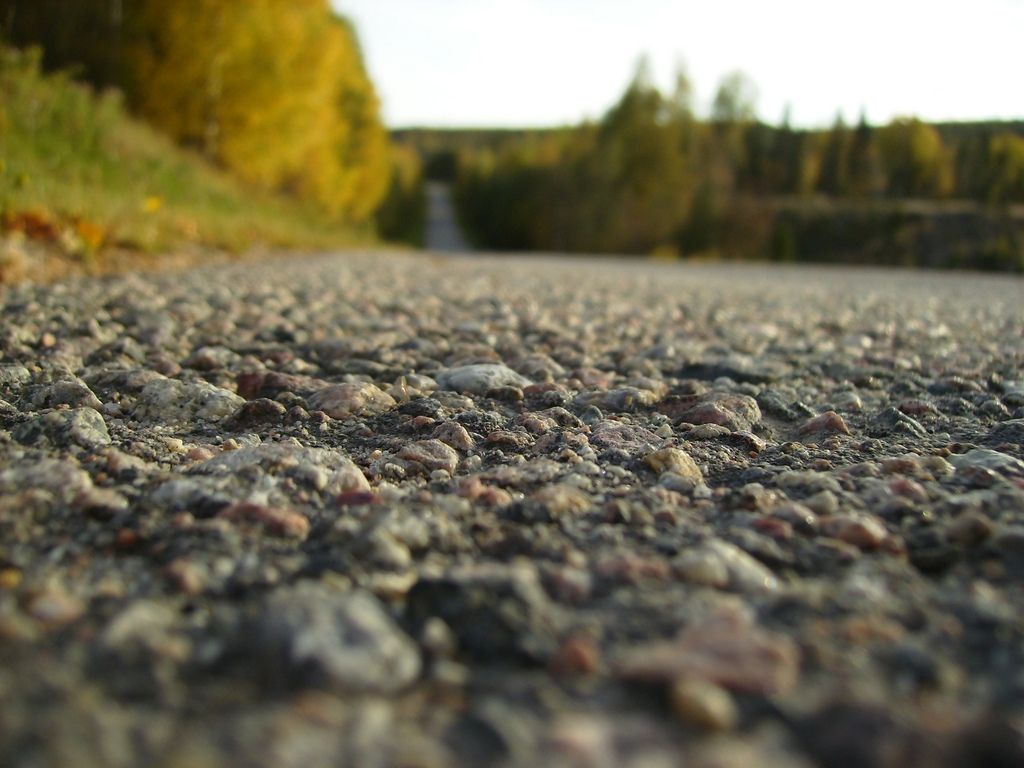 Vairāki auto uz Ventspils šosejas pārdur riepas uz asfaltā iedzīta stieņa