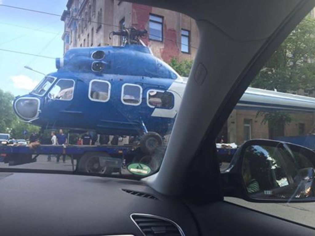 FOTO: Rīgā pārvešanas laikā helikopters sapinas trolejbusa vados