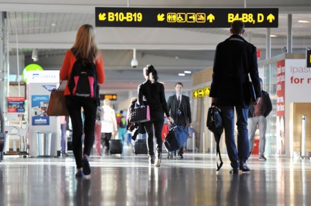 Spiegošanas skandāls lidostā Rīga beidzies ar čiku