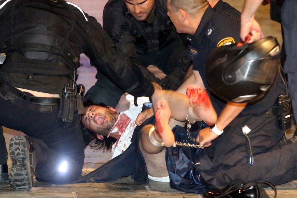 Divi palestīnieši nošauj četrus cilvēkus tirdzniecības centrā Telavivā