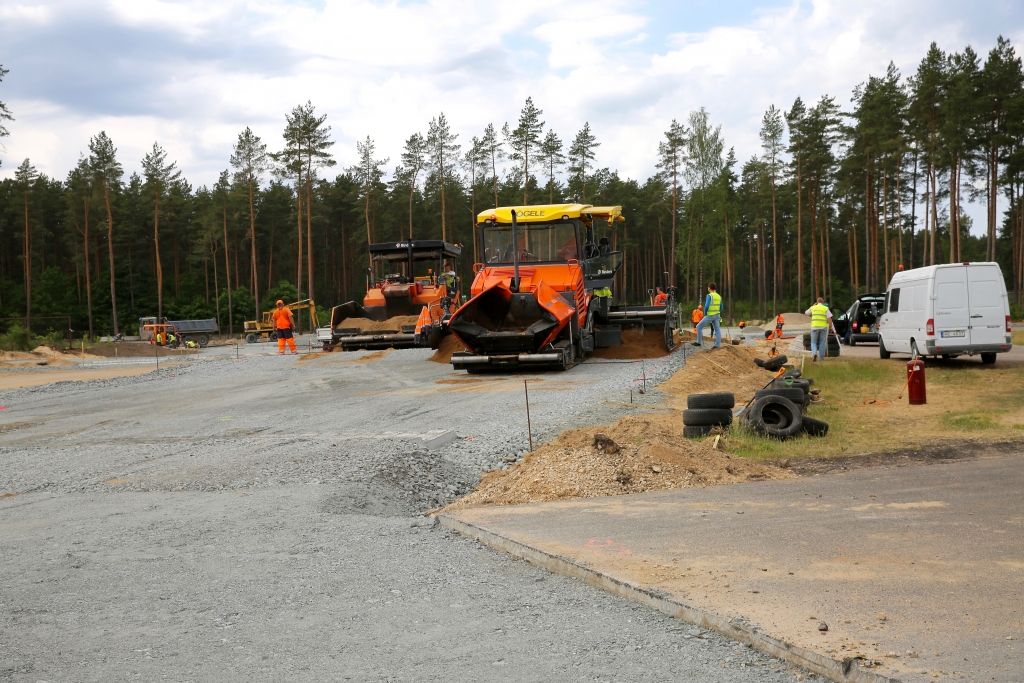 FOTO: CSDD Biķernieku trasē izmēģināta unikāla ceļu būves tehnoloģija