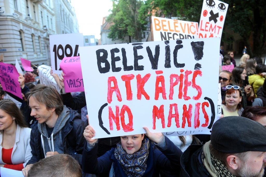 FOTO: Kā pie Saeimas protestēja pret olšūnu ziedošanas ierobežojumu