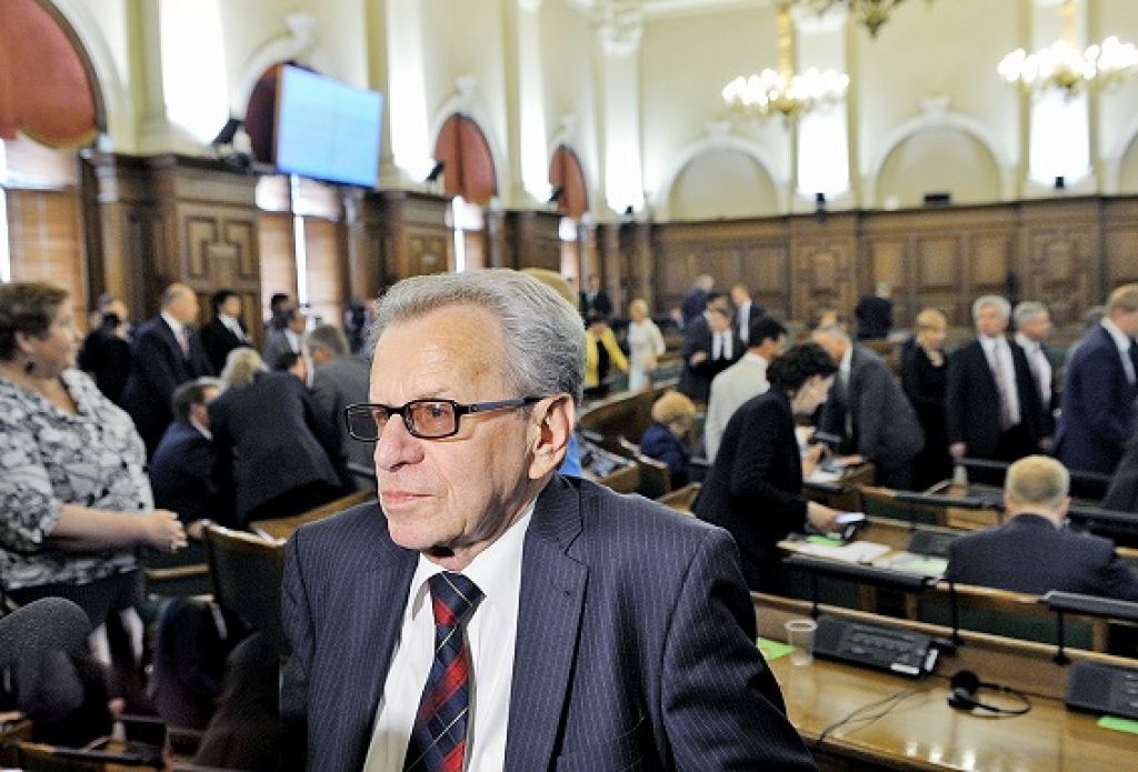 Vēl nezina, vai balsos pa pastu