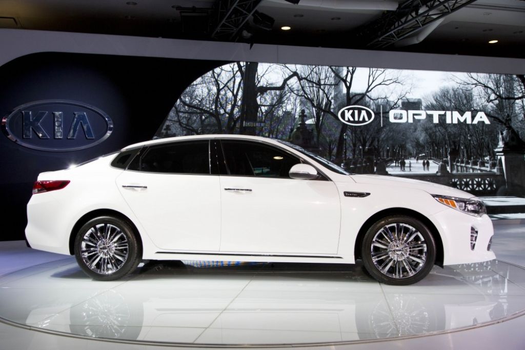 KIA Optima iemācījusies stilīgi braukt 