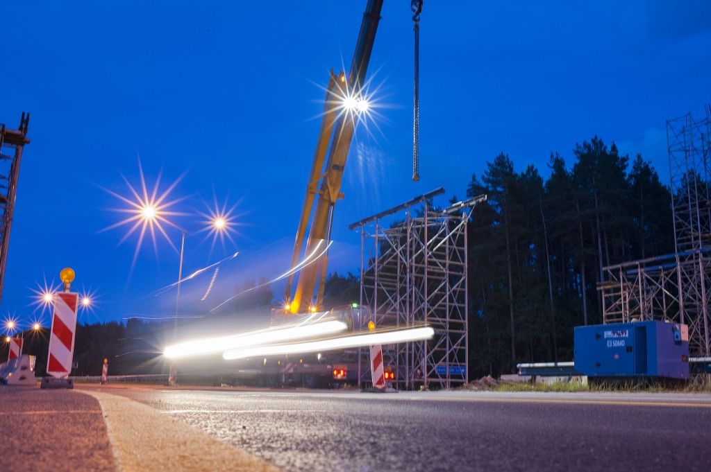 Foto: Pāri Jūrmalas šosejai samontēta jauna gājēju un velosipēdistu tilta konstrukcija