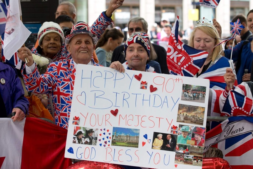 FOTO: Lielbritānijā svin karalienes Elizabetes II 90.dzimšanas dienu