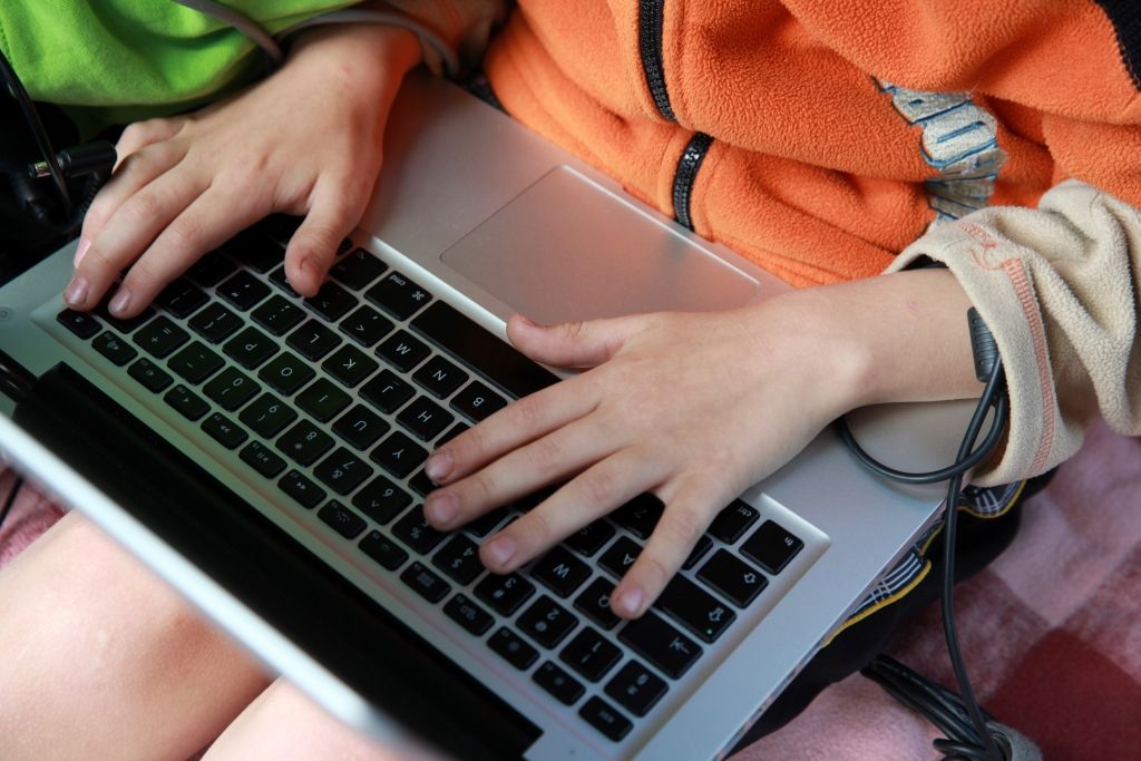 Bērnus un viņu vecākus izglītos par drošību internetā