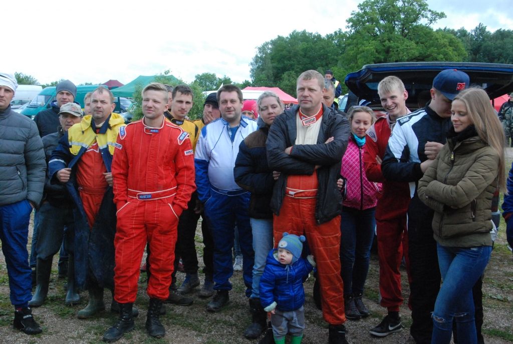 FOTO: Džeriņš Vecpils folkreisā iespaidīgi kūleņo pēc finiša, krosā ātrākais ir Oskars Troika