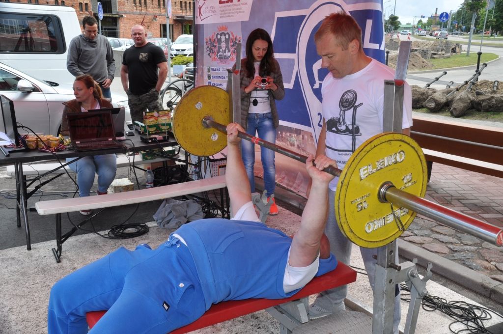 FOTO: Pie "Lielā dzintara" spiež svara stieni, spēlē basketbolu, futbolu un florbolu