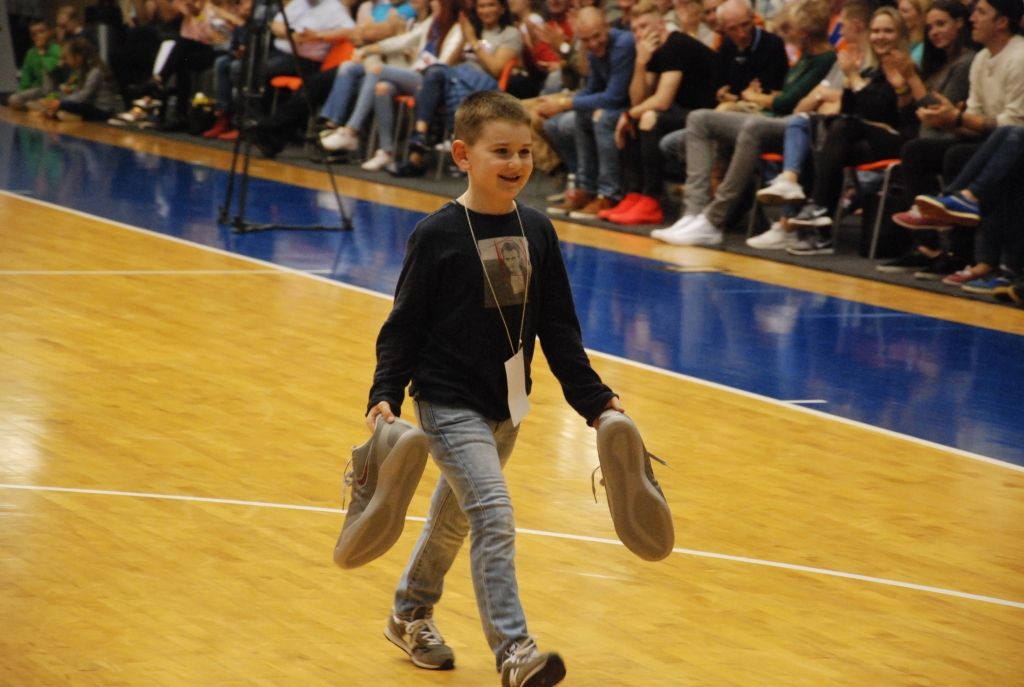 FOTO: Labdarības basketbola šovā tiekas Porziņģa un Verpakovska komandas