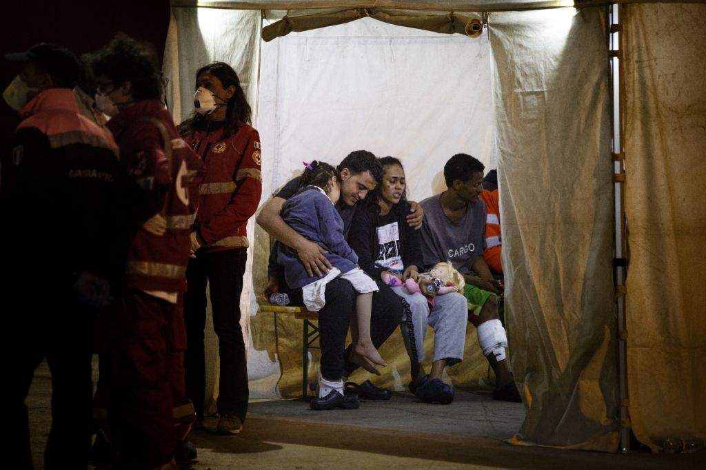 Pie Sicīlijas izglābti vairāk nekā 2500 migrantu