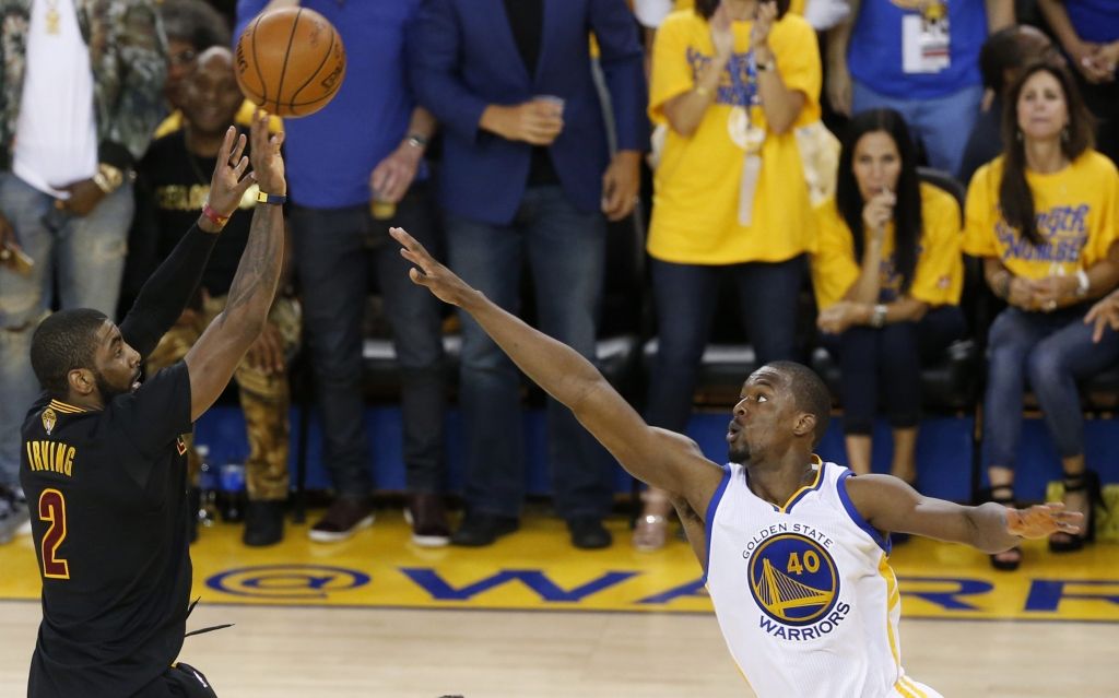 NBA finālsērija: Džeimss un Īrvings nokārto Klīvlendai uzvaru viesos, būs sestā spēle